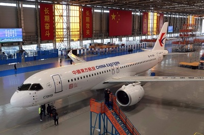 中国初の国産ジェット旅客機「C919」引き渡し