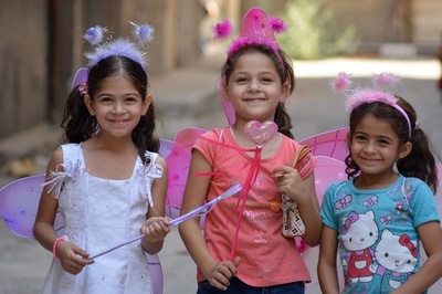 シリアの難民キャンプの少女たち