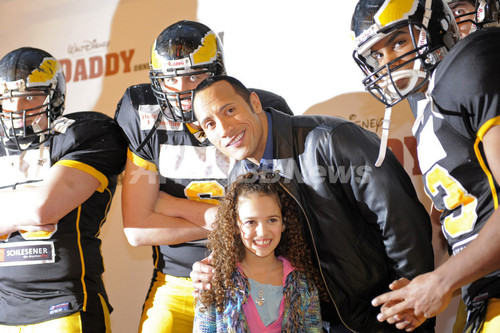 映画 The Game Plan フォトコールに出演俳優ドウェイン ジョンソン登場 写真4枚 ファッション ニュースならmode Press Powered By Afpbb News