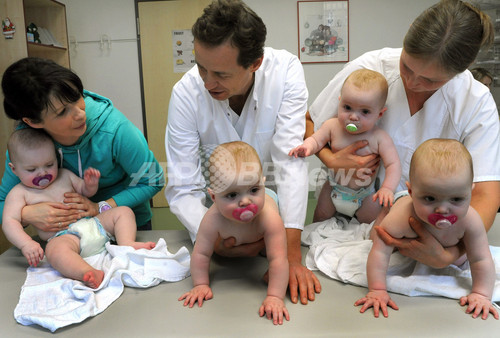 一卵性四つ子が1歳の誕生日 ケーキでお祝い ドイツ 写真2枚 ファッション ニュースならmode Press Powered By Afpbb News