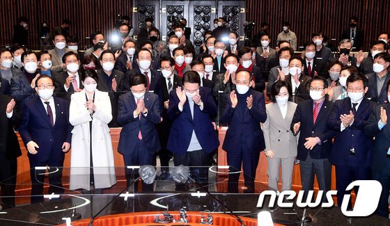 6日、大統領選に向けた団結を誓い合う「国民の力」の議員ら(c)news1