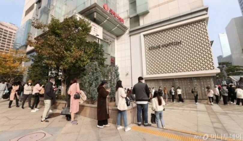 ソウル・ロッテ百貨店本店前で売り場入場のために待機する顧客(c)MONEYTODAY