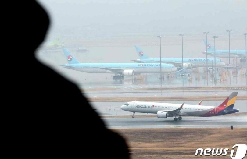 大韓航空機の前で離陸するアシアナ航空機(c)news1