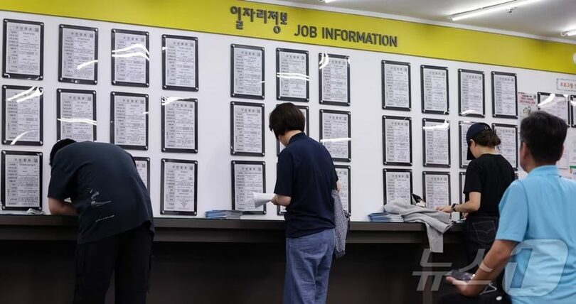 ソウル西部雇用福祉プラスセンターにある求人情報掲示板(c)news1
