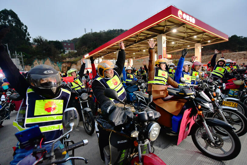 国際ニュース：AFPBB News春節まであとわずか 出稼ぎ労働者のバイク帰省始まる 中国・福建省