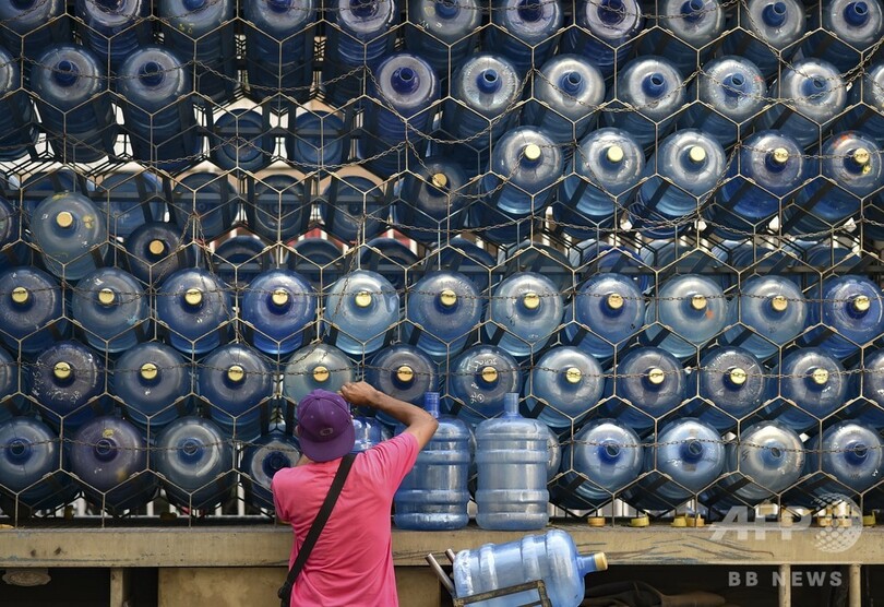 【今日の1枚】大事な飲み水の輸送、蜂の巣状に ベネズエラ