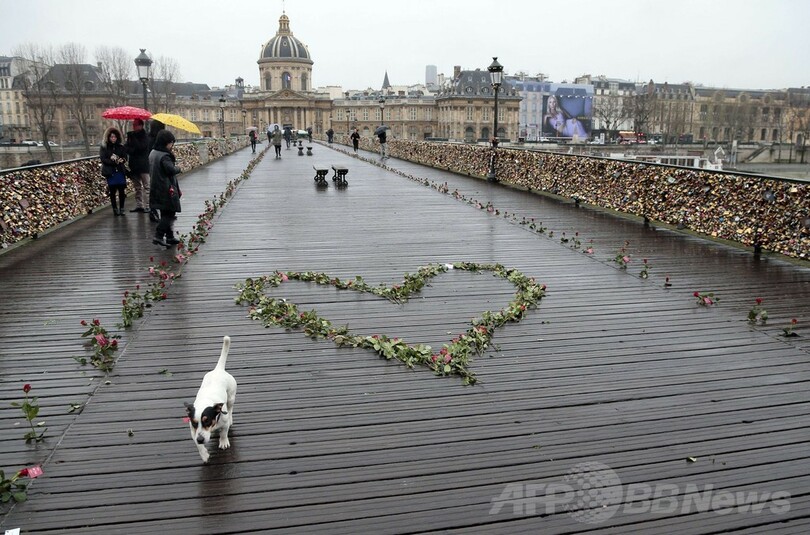 愛の名所にバラのハートマーク、仏パリのバレンタイン
