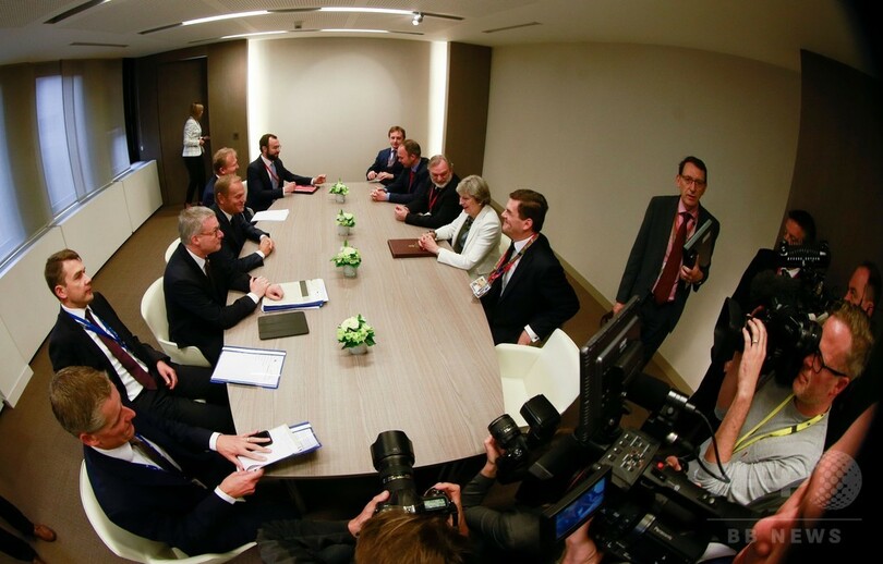 英首相のブレグジット交渉での「ぼっち」写真、ネットで物笑いの種に