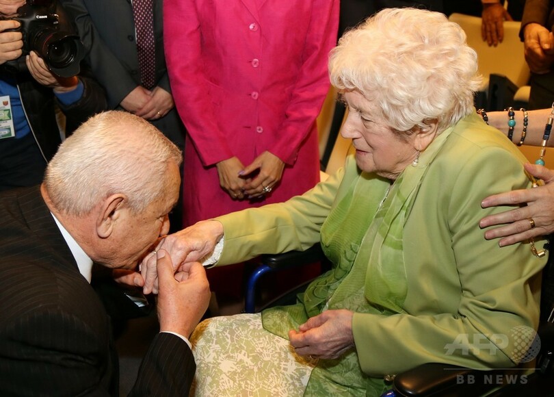 英兵の結婚指輪、遺族のもとに 第2次大戦中にアルバニアで墜落