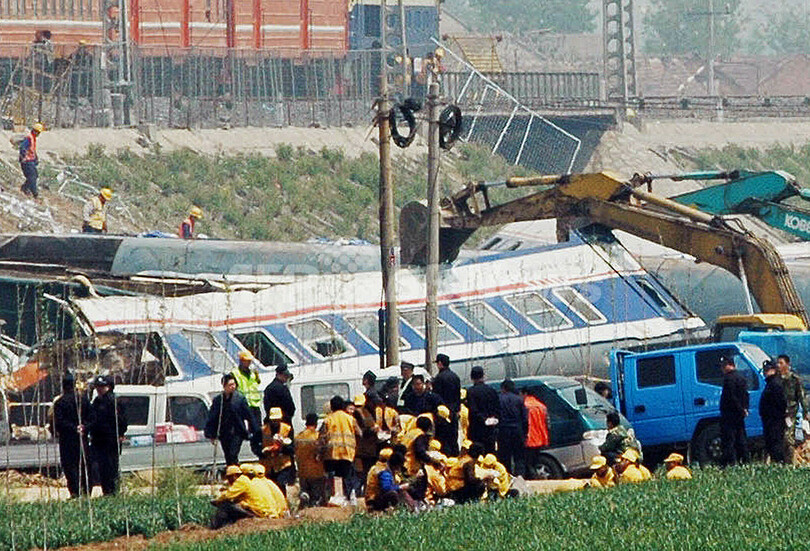 中国山東省で列車が正面衝突、死傷者多数