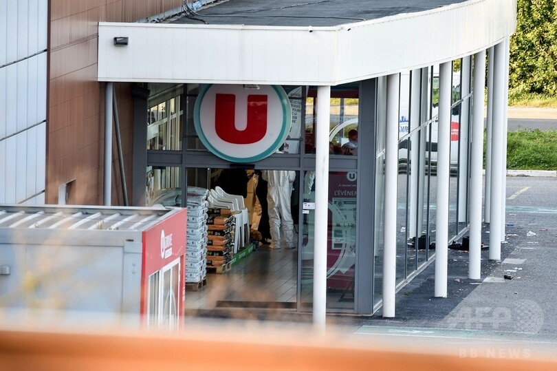 仏立てこもり、「英雄」警官が重体 自ら人質の身代わりに