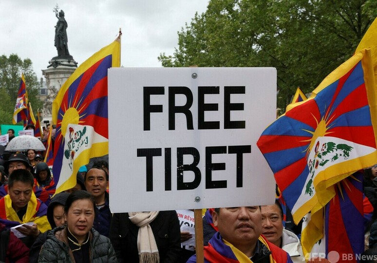 仏パリ・レピュブリック広場広場でチベット人とウイグル人コミュニティーが呼び掛けた中国の習近平国家主席の訪仏に抗議するデモ（2024年5月5日撮影）。(c)Geoffroy VAN DER HASSELT / AFP