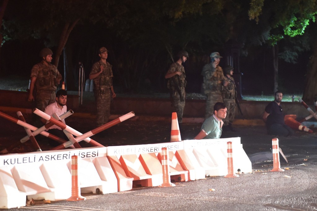 トルコ議会周辺に戦車、ヘリ撃墜 警察官17人死亡の情報も トルコ議会周辺に戦車、ヘリ撃墜 警察官17人死亡の情報も