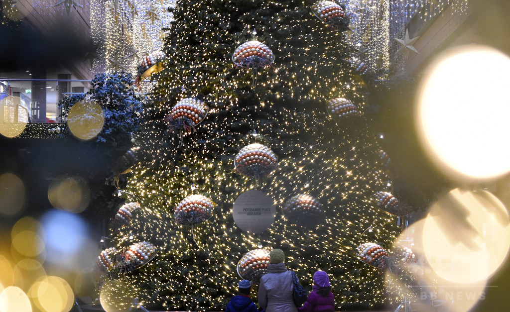 クリスマスツリーに隠れ密航試みる、仏で16人拘束 クリスマスツリーに隠れ密航試みる、仏で16人拘束