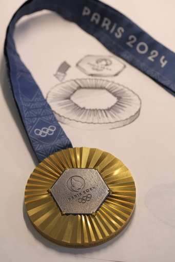 パリ五輪メダル、デザイン発表 エッフェル塔の構造材再利用 写真24枚