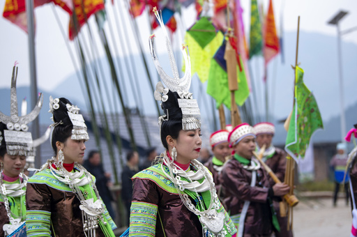 中国・国家無形文化財、貴州省ミャオ族のグザン祭 写真2枚 国際