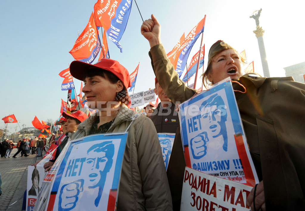 国際ニュース：AFPBB Newsウクライナ独立広場で極左活動家がデモ行進