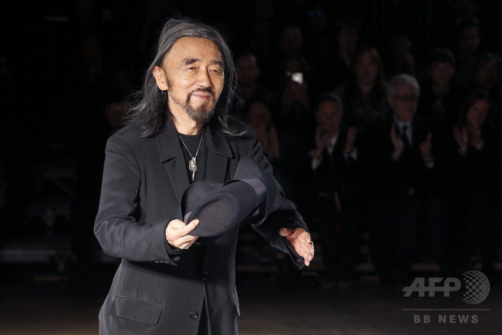 古代ギリシャに着想を得た一枚の布で見せる服、「ヨウジヤマモト」15/16秋冬