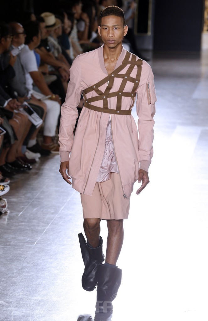 全身真っ白のモデルも、「リック・オウエンス」15年春夏メンズ