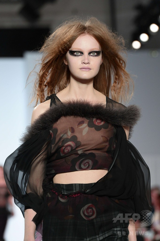 ピエロ風の奇抜なモデルでインパクト、「メゾン マルジェラ」15/16秋冬