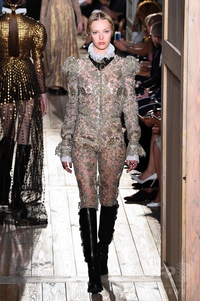 「ヴァレンティノ」16/17年秋冬パリ・オートクチュール