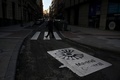 スペイン・マドリードで、道路を横断する男性（2020年4月24日撮影）。(c)Gabriel BOUYS / AFP