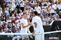 テニス、ウィンブルドン選手権、男子シングルス4回戦。試合を終え、握手を交わすロマン・サフィウリン（右）とデニス・シャポバロフ（2023年7月9日撮影）。(c)SEBASTIEN BOZON / AFP