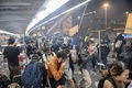 香港理工大学で、機動隊が噴射する催涙ガスから逃れるデモ参加者ら（2019年11月18日撮影）。(c)AFP/Ye Aung Thu