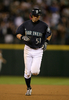 09MLB、シアトル・マリナーズ（%%Seattle Mariners%%）のイチロー（%%Ichiro Suzuki%%）は18日、ニューヨーク・ヤンキース（%%New York Yankees%%）戦に1番・右翼で先発出場し、9回に逆転サヨナラ2点本塁打を放つなど5打数4安打2打点を記録した。試合はマリナーズが3-2でサヨナラ勝ちを収めた。写真サヨナラ2点本塁打を放ち、ベースを回るマリナーズのイチロー。（2009年9月18日撮影）(c)AFP/Getty Images/Otto Greule Jr