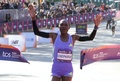 ニューヨークシティマラソン。トップでフィニッシュラインを切る女子のシェイラ・チェプキルイ（2024年11月3日撮影）。(c)TIMOTHY A. CLARY/AFP