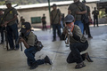 メキシコ・ゲレロ州アヤウアルテンパで自警団が組織した戦闘訓練に参加する少年ら（2021年4月10日撮影）。(c)PEDRO PARDO / AFP