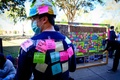 豪ブリスベンのクイーンズランド大学で、メッセージを書いた付箋を体にはりつけた香港民主派デモの支持者（2019年8月9日撮影）。(c)Patrick HAMILTON / AFP