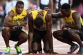 第16回世界陸上ロンドン大会、男子4×100メートルリレー決勝。負傷後、チームメートに囲まれるジャマイカのウサイン・ボルト（中央、2017年8月12日撮影）。(c)AFP/Jewel SAMAD
