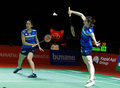 バドミントン、インドネシア・マスターズ、女子ダブルス準決勝。試合に臨む松山奈未（左）/志田千陽組（2021年11月20日撮影）。(c)AFP PHOTO / Badminton Association of Indonesia