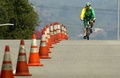 南米コロンビアのアンティオキア（Antioquia）県メデジン（Medellin）市で行われた「車のない日（Day Without Cars）」のキャンペーンで空っぽになった道路を自転車で移動する男性（2014年4月22日撮影）。(c)AFP/Raul ARBOLEDA