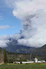 エクアドル・グアダルーペ（Guadalupe）から見た、トゥングラウア火山（Tungurahua Volcano）の噴火の様子（2010年6月7日撮影）。(c)AFP/Marie CROVISIER
