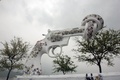メキシコの都市ヌエボレオン州モンテレーで開催の「平和のための銃（Guns for Peace）」で展示された作品（2015年3月31日撮影）。(c)AFP/JULIO CESAR AGUILAR