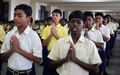 インド・ビハール州の私立学校「ショシット・サマダーン・ケンドラ」でお祈りをする「ムサハール」の子どもたち（2017年8月18日撮影）。(c)AFP PHOTO / SAJJAD HUSSAIN