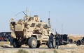 イラク北部モスルの南約60キロにあるケイヤラ基地に駐車した米国製の武装車両（2016年10月16日撮影）。(c)AFP/AHMAD AL-RUBAYE