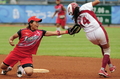 盗塁を試みるベネズエラのマリア・ソト（%%Maria Soto%%、右）を二塁上でタッチアウトに仕留める日本の三科真澄（%%Masumi Mishina%%）。（2008年8月17日撮影）(c)AFP/Frederic J. BROWN
