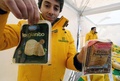 イタリア北部ボローニャで、米国産チーズとの不当競争に抗議するデモで展示された「模倣品」の海外産パルミジャーノ・レッジャーノ（2015年3月5日撮影）。(c)AFP/ALESSANDRO RUGGERI