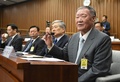 韓国・朴槿恵（パク・クネ）大統領の親友による国政介入疑惑に絡み、国会の聴聞会に呼ばれて証言する現代（ヒュンダイ）自動車会長の鄭夢九（チョン・モング）氏（右、2016年12月6日撮影）。(c)AFP/JUNG YEON-JE