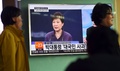 韓国・ソウルの鉄道駅で、朴槿恵大統領の謝罪を伝えるニュースを流すテレビスクリーン（2016年10月25日撮影）。(c)AFP/JUNG YEON-JE