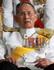 タイのプミポン・アドゥンヤデート（Bhumibol Adulyadej）国王は5日、84歳の誕生日を迎え、長期入院中のバンコク（Bangkok）の病院から一時王宮に戻り、祝賀式典に出席した。式典終了後、プミポン国王は病院に戻った。

写真は、病院から王宮に向かう国王（2011年12月5日撮影）。(c)AFP/Pairoj