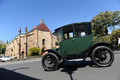 オーストラリア・シドニー（Sydney）で5日、1915年製の電気自動車「デトロイト（Detroit）」を運転するビンテージカー収集家のビル・ロイド（Bill Lloyd）さん（61）。元機械技師で弁理士のロイドさんいわく、「世界で最も有名なアンティーク電気自動車」だ。

「デトロイト」は1906年～1940年に米デトロイト（Detroit）のアンダーソン電気自動車会社（Anderson Electric Car Company）が製造していた電気自動車で、ロイドさんによれば4万台を売り上げたが、現在でも走行可能な車体は豪国内にわずか4台だけ。鉛酸電池で駆動し、満充電でおよそ80キロメートル走行可能で、最高時速は約40キロという（2012年9月5日撮影）。(c)AFP/ROMEO GACAD