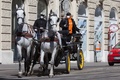 オーストリアの首都ウィーンの3区で、交差点を曲がる馬車（2020年4月8日撮影）。(c)ALEX HALADA / AFP
