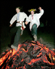 2007年7月7日、ベラルーシのBobr村で祝われた「イワン・クパーラの夜（Ivana Kupala Night）」で同国の伝統衣装に身を包みたき火を飛び越える若いカップル。(c)AFP/VIKTOR DRACHEV