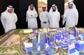 アラブ首長国連邦（UAE）のドバイ（Dubai）が建設を発表した「モール・オブ・ザ・ワールド（Mall of the World）」の模型を見るムハンマド・ビン・ラシド・マクトム（Mohammed bin Rashid Al-Maktoum）・ドバイ首長（右から2人目、2014年7月6日提供）。(c)AFP/SHEIKH MOHAMMED BIN RASHID AL-MAKTOUM PRESS OFFICE