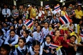 タイのバンコクでローマ・カトリック教会のフランシスコ法王の到着を待つ子供ら（2019年11月20日撮影）。(c)Lillian SUWANRUMPHA / AFP