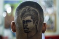 ブラジル・リオデジャネイロ（Rio de Janeiro）の理髪店で、後頭部にサッカー男子ブラジル代表のネイマール（Neymar da Silva Santos Junior）選手の肖像が施された男性（2014年6月27日撮影）。(c)AFP/YASUYOSHI CHIBA